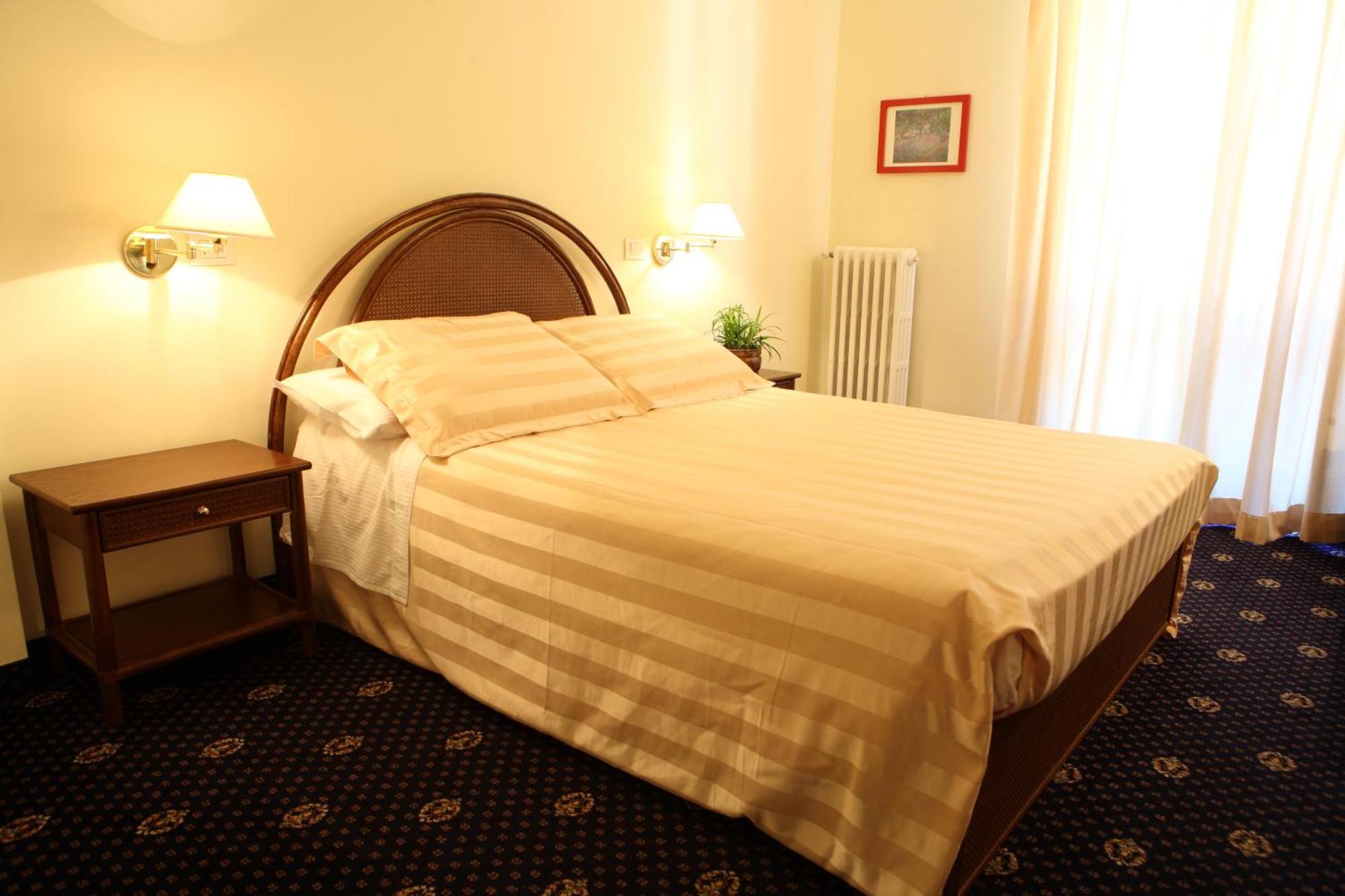 Hotel Residence Valverde เกรสโซเนย์-ลา-ตรีนีเต ภายนอก รูปภาพ