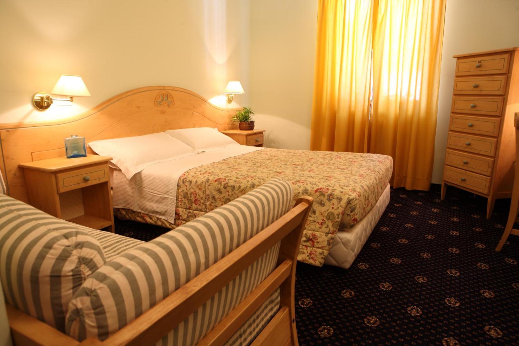 Hotel Residence Valverde เกรสโซเนย์-ลา-ตรีนีเต ภายนอก รูปภาพ