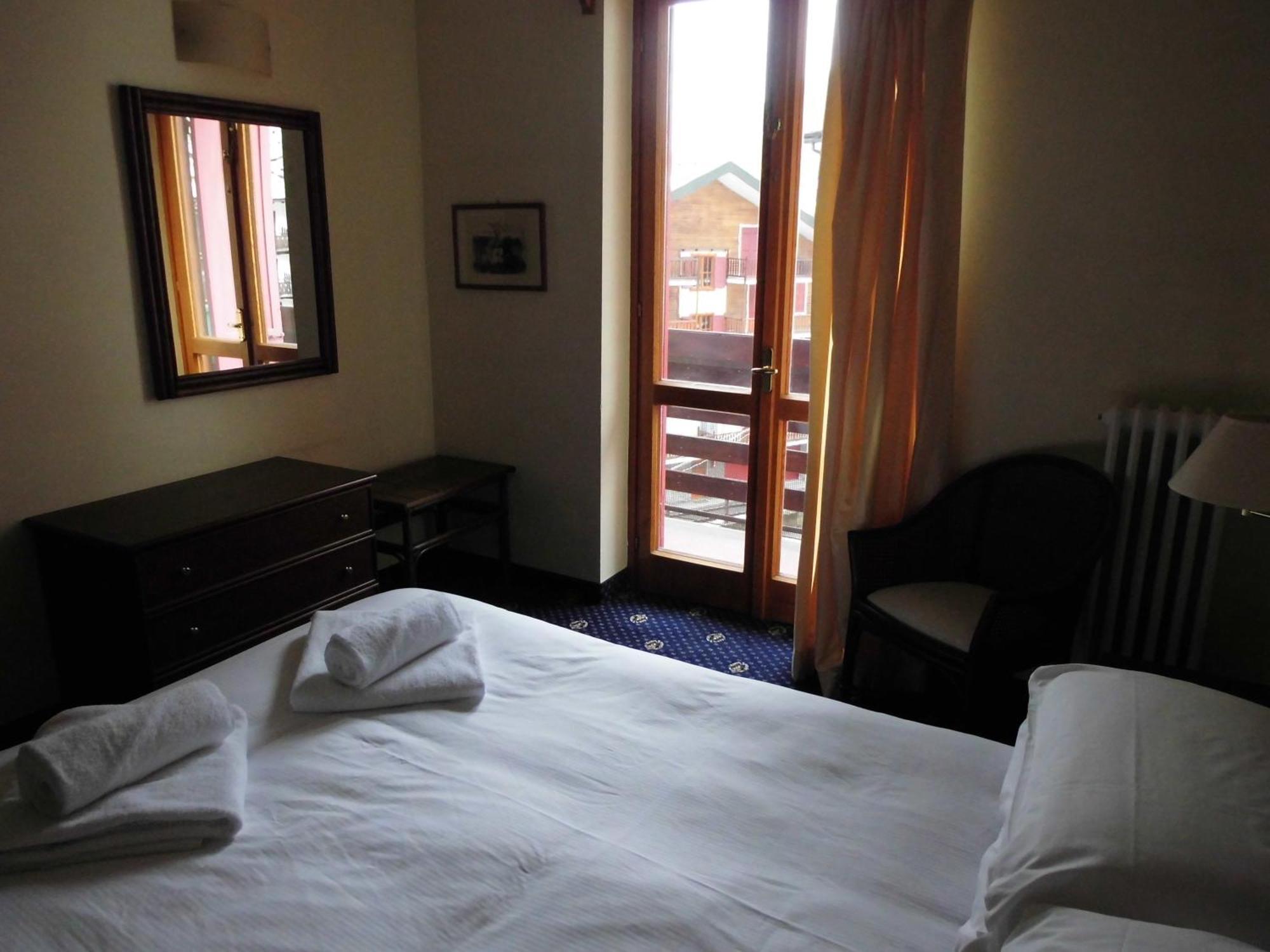 Hotel Residence Valverde เกรสโซเนย์-ลา-ตรีนีเต ภายนอก รูปภาพ