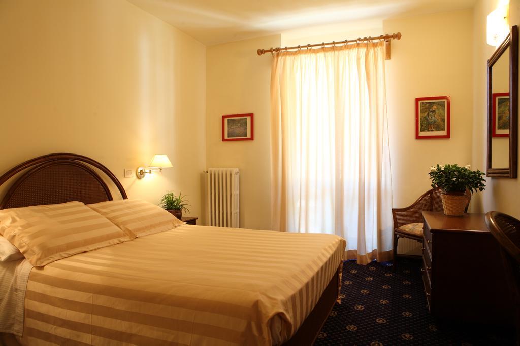 Hotel Residence Valverde เกรสโซเนย์-ลา-ตรีนีเต ภายนอก รูปภาพ