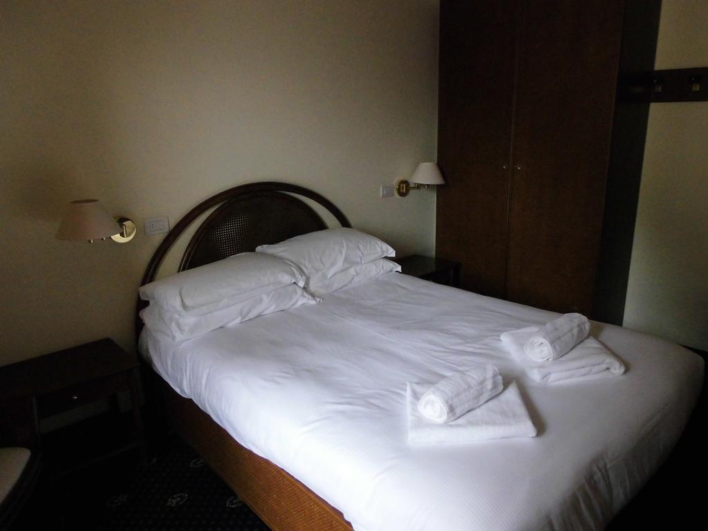 Hotel Residence Valverde เกรสโซเนย์-ลา-ตรีนีเต ภายนอก รูปภาพ
